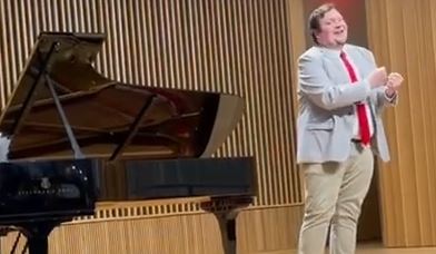 Geoffrey Gear sings I know that you all hate me the saint of bleeker live opera singing video 